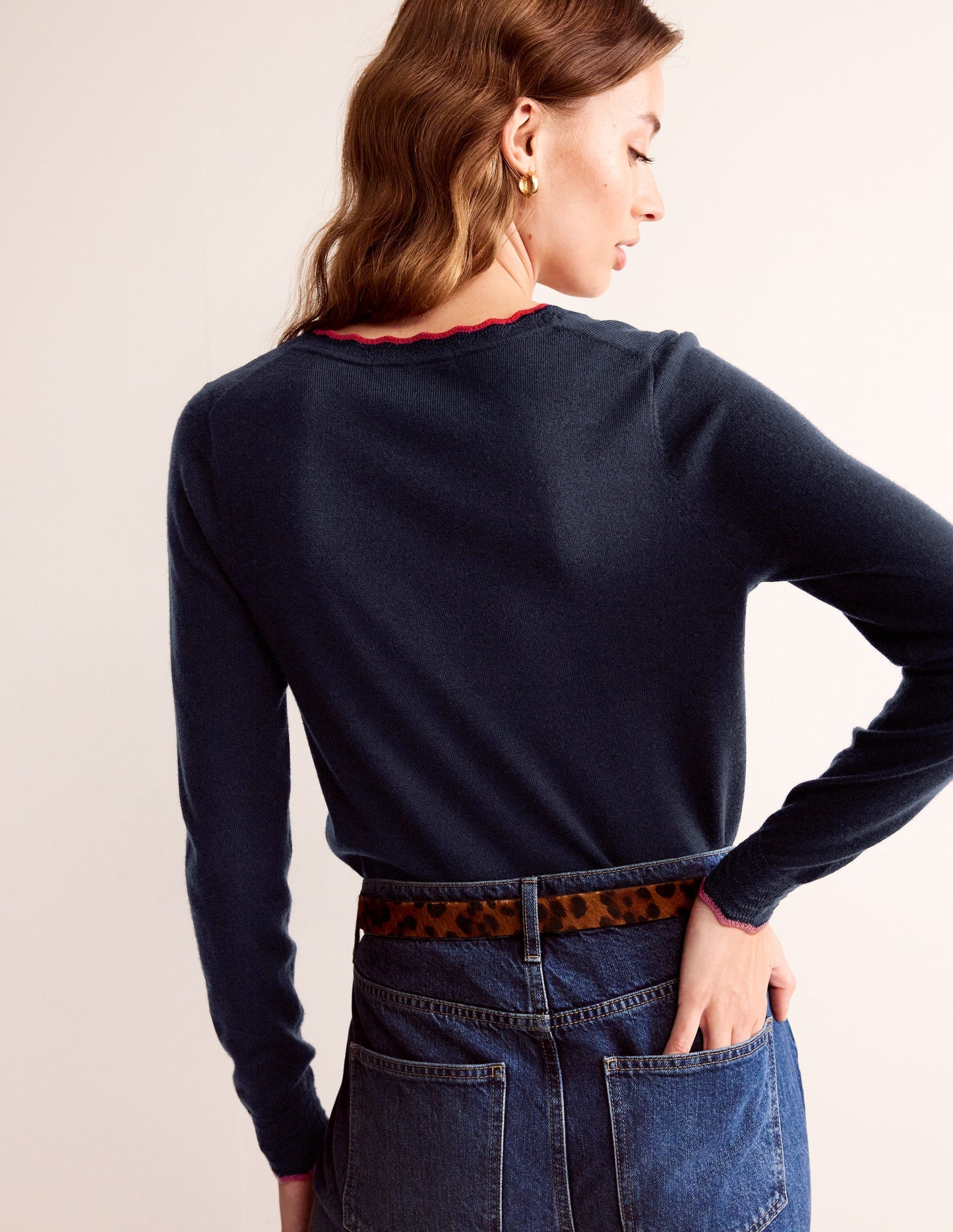 Merino Scallop V-Neck Sweater-Navy